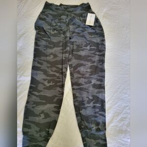 Athleta Salutations Camo Jogger Size Large Tall